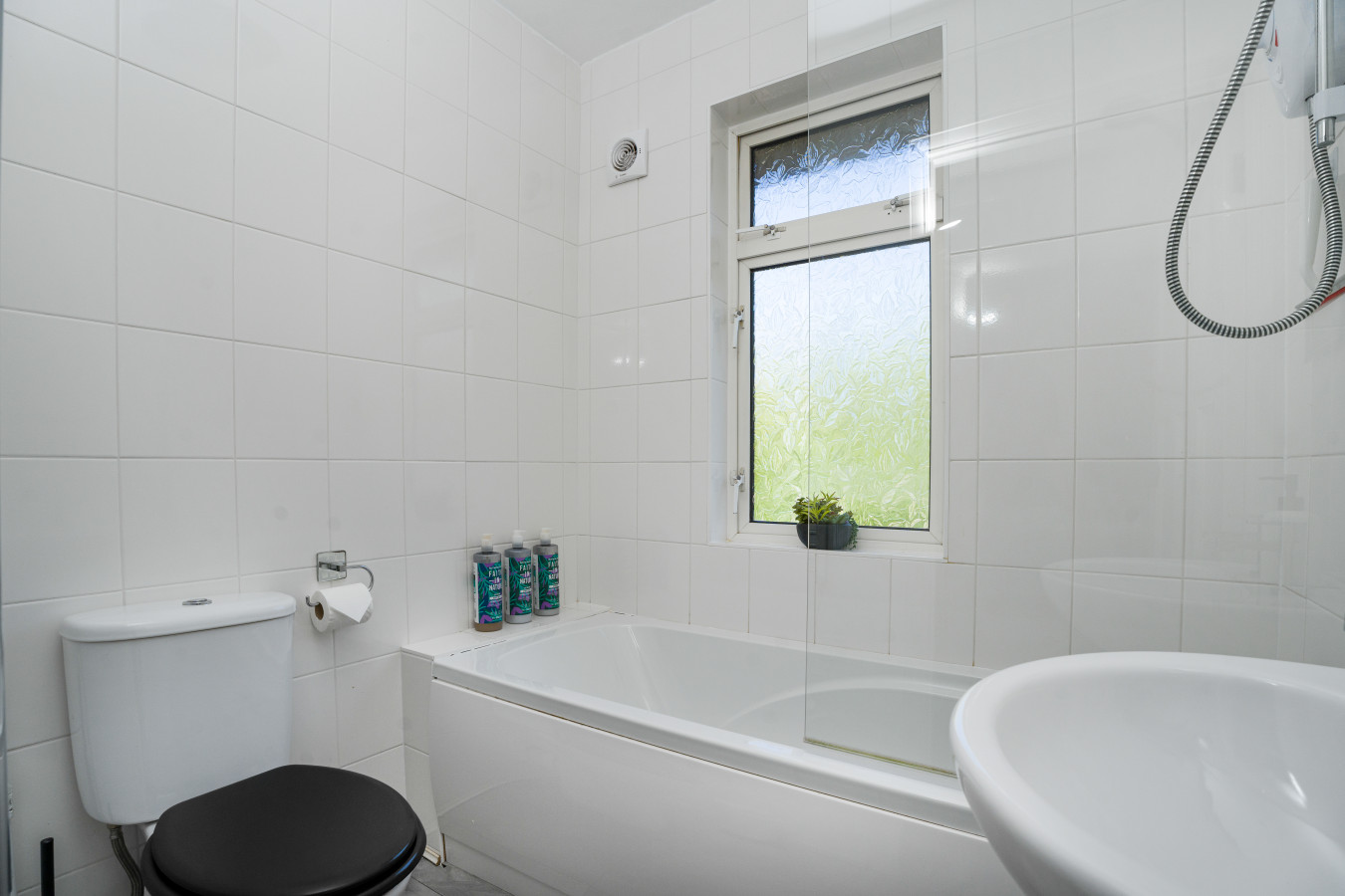 Golden Leaves | 2-Bed Home | Wraysbury, Heathrow in Golden Leaves, 74 Wraysbury Road - Property image 12 - VivreStays