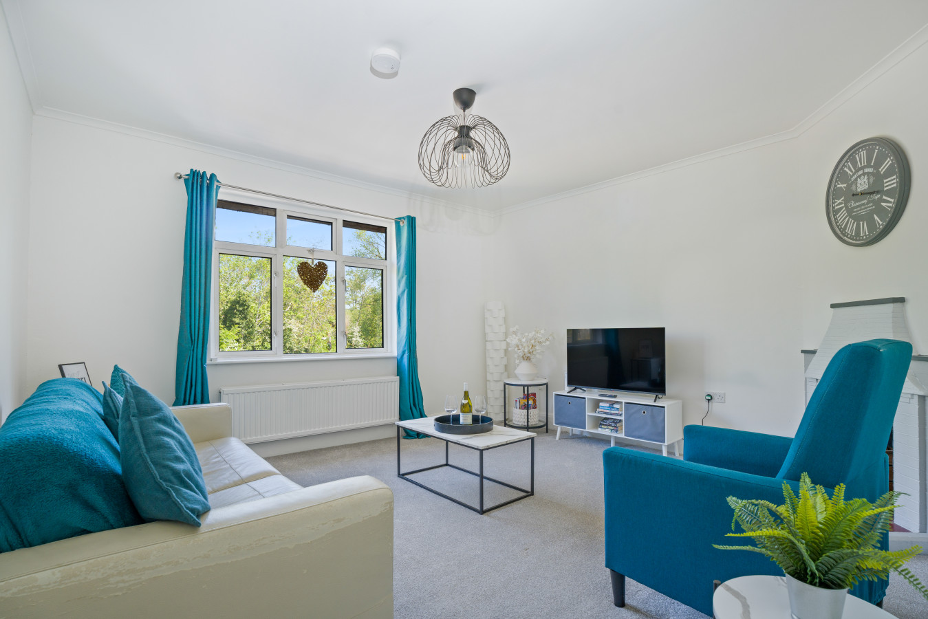 Golden Leaves | 2-Bed Home | Wraysbury, Heathrow in Golden Leaves, 74 Wraysbury Road - Property image 3 - VivreStays