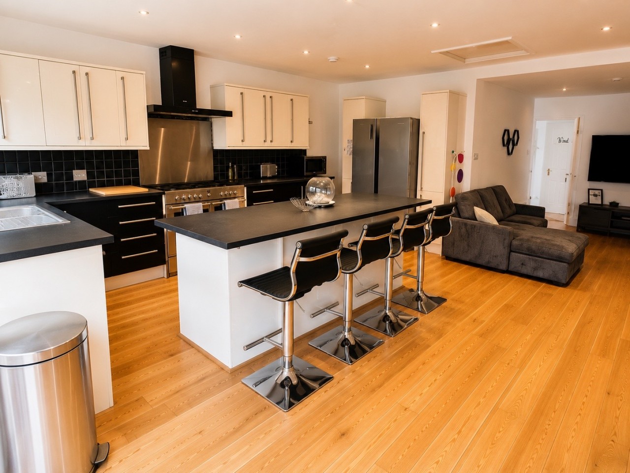 Medani | 3-Bed Home | Wraysbury, Heathrow in Medani,74 Wraysbury Rd, UK - Property image 4 - VivreStays