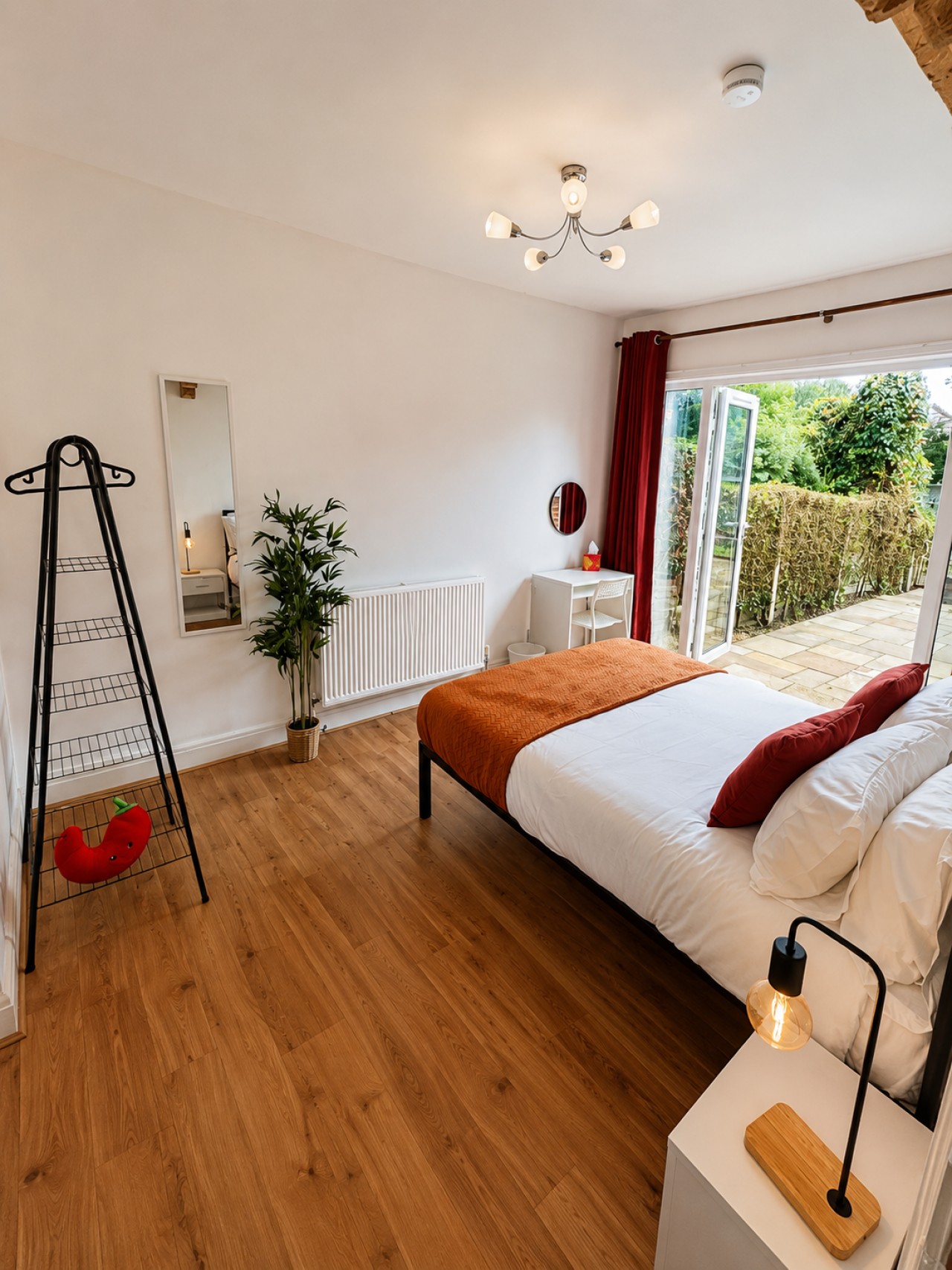 Medani | 3-Bed Home | Wraysbury, Heathrow in Medani,74 Wraysbury Rd, UK - Property image 8 - VivreStays