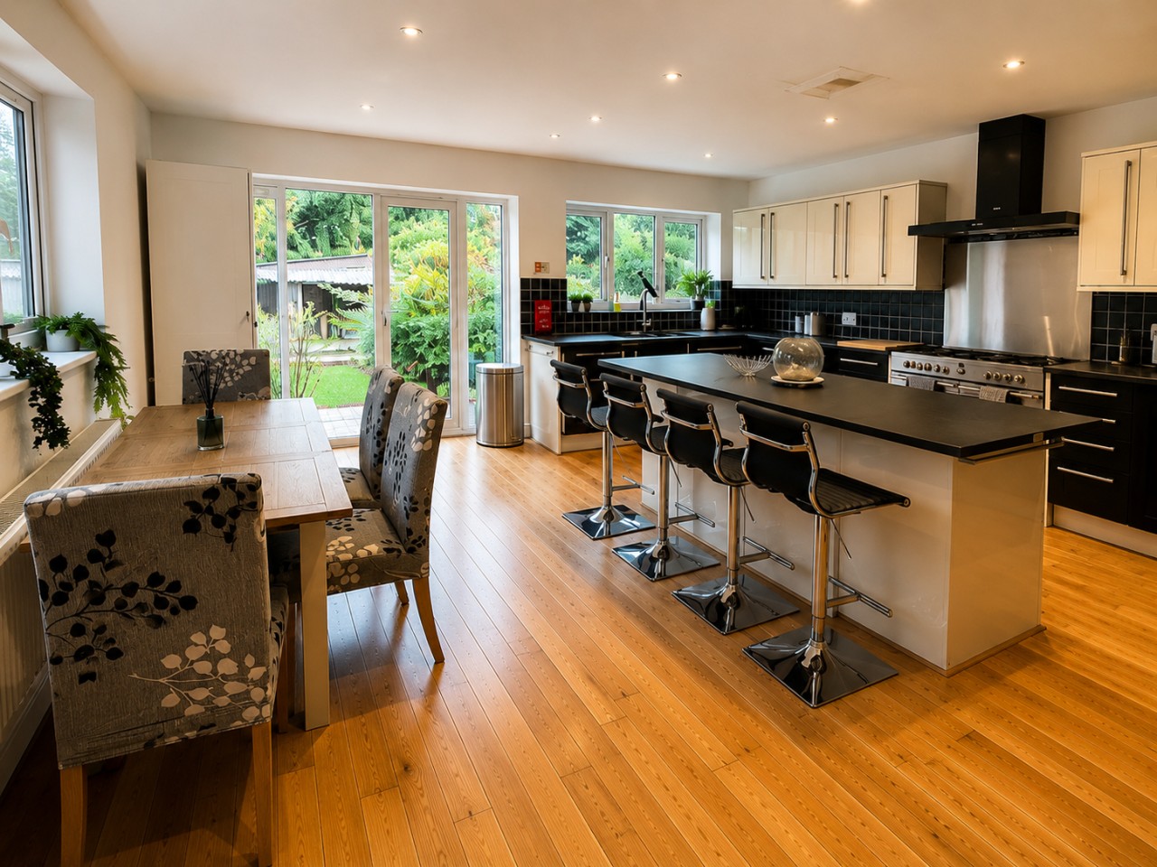 Medani | 3-Bed Home | Wraysbury, Heathrow in Medani,74 Wraysbury Rd, UK - Property image 6 - VivreStays