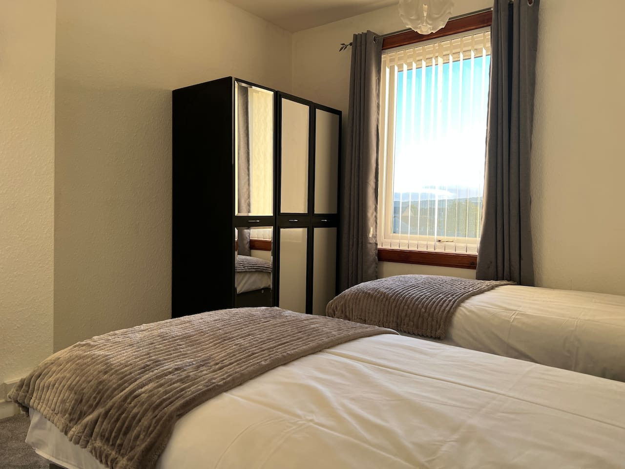 Lomond View Apartment – 2 bedrooms, wifi, parking