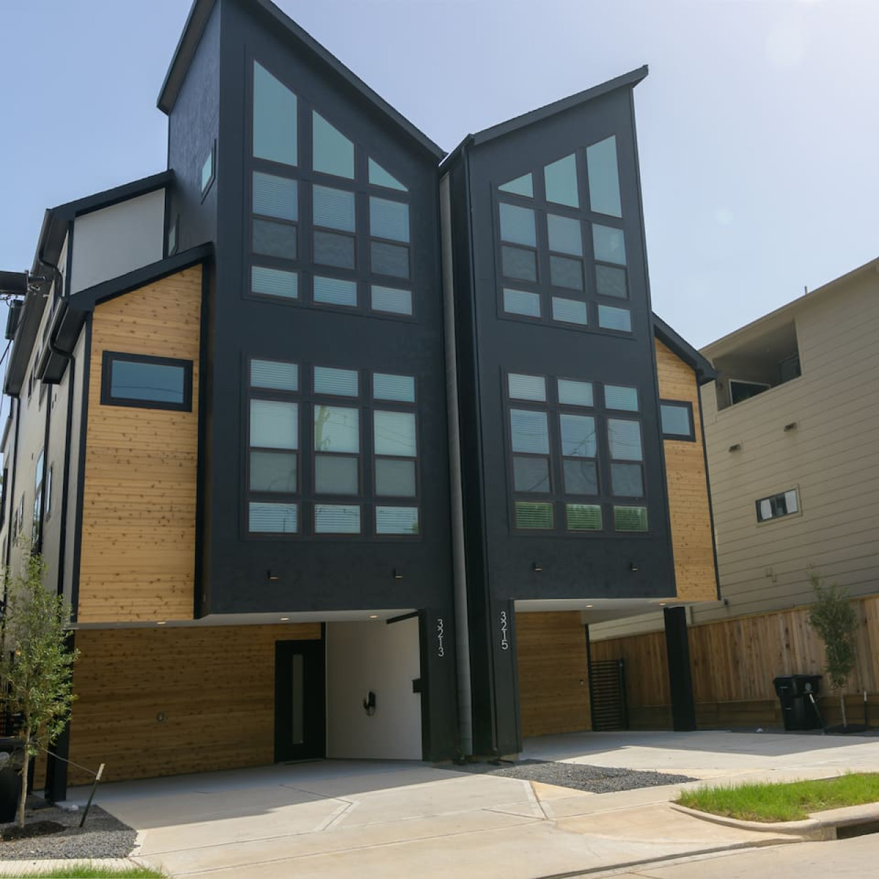 Modern 14br/14ba Duo • Sleeps 36 • Houston Rooftop - Houston, TX