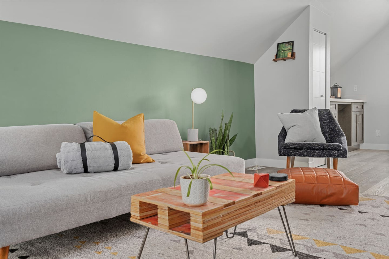 Scarlet Manor | Mid Century Zen Suite. 1 Br. Near Dt, C-train. - Canada