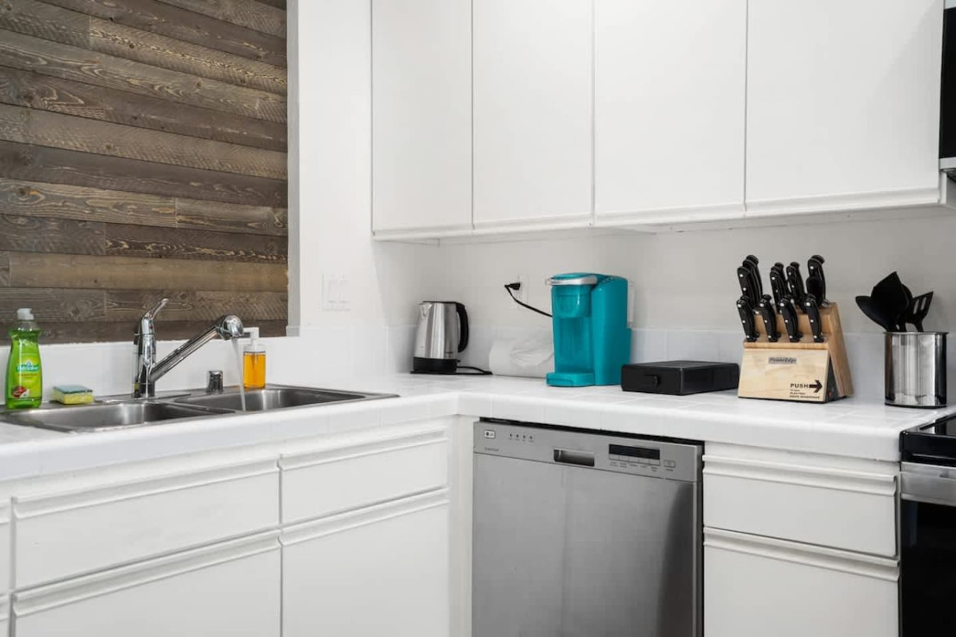 Spacious 5-BR, 2-Bath Home Near Genentech & Kaiser photo 3