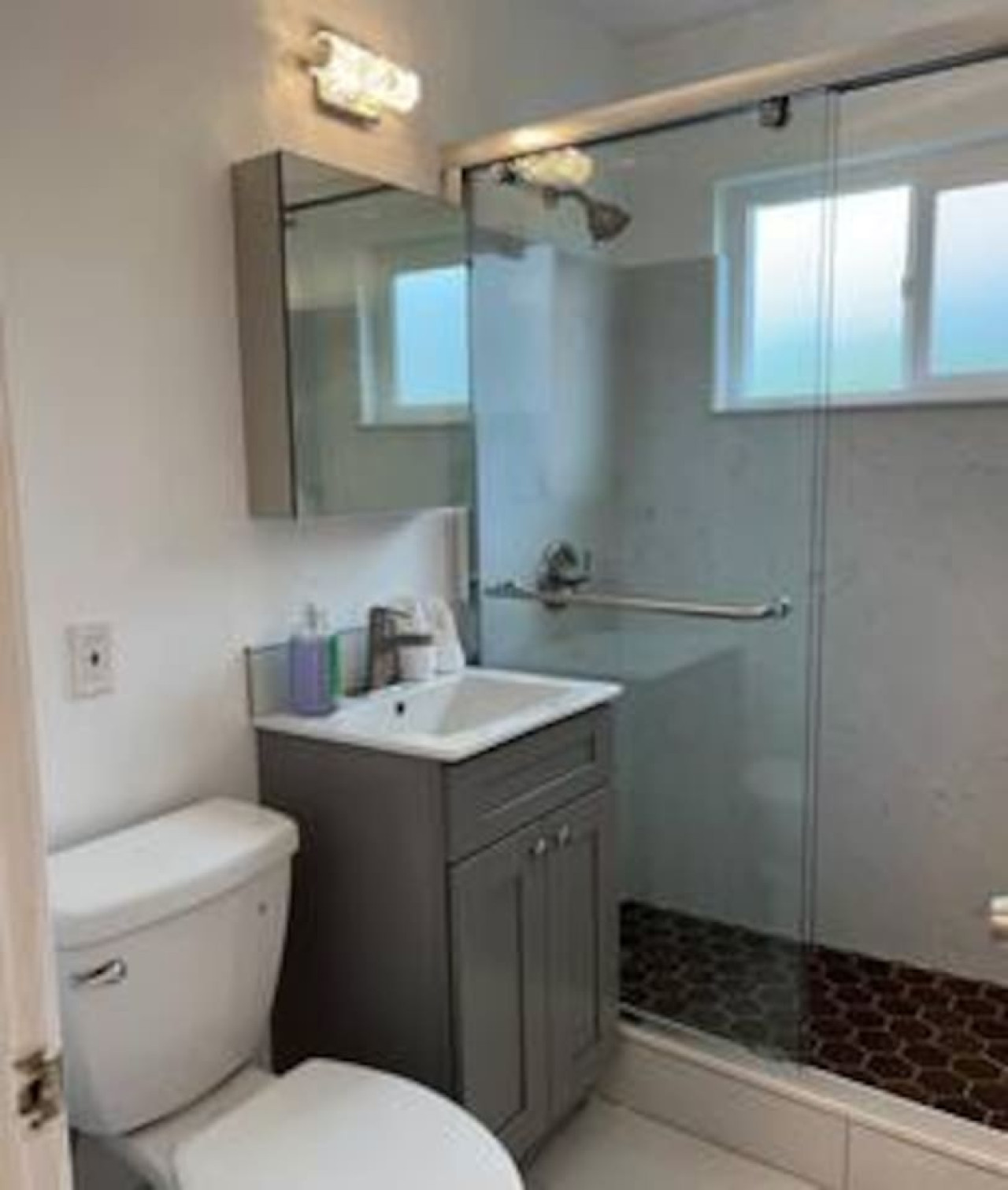 New 2BR w/Free Parking & Laundry photo 4