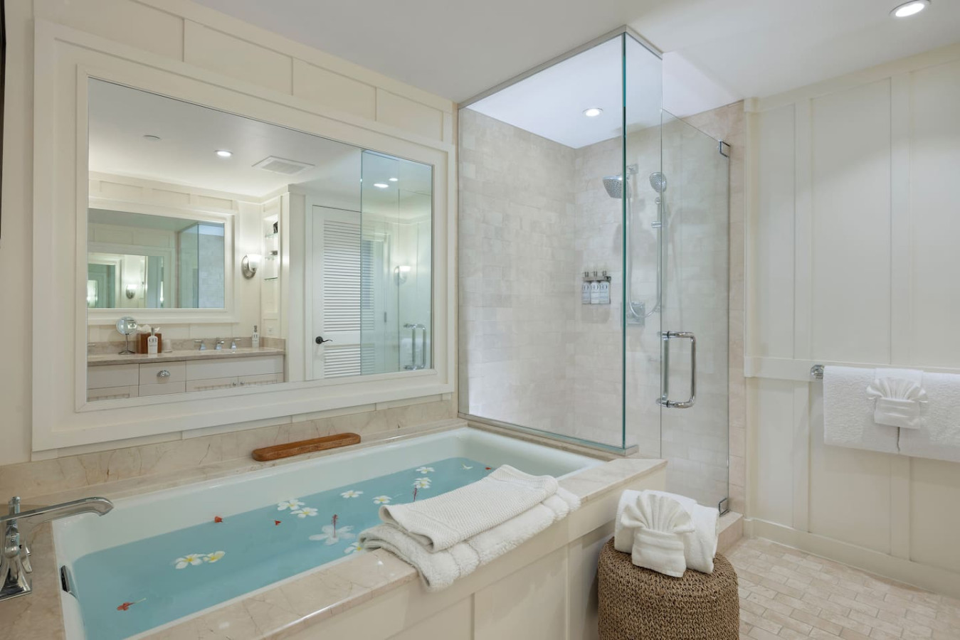 Presidential Suite • Turtle Bay Oceanfront Villa thumbnail 11