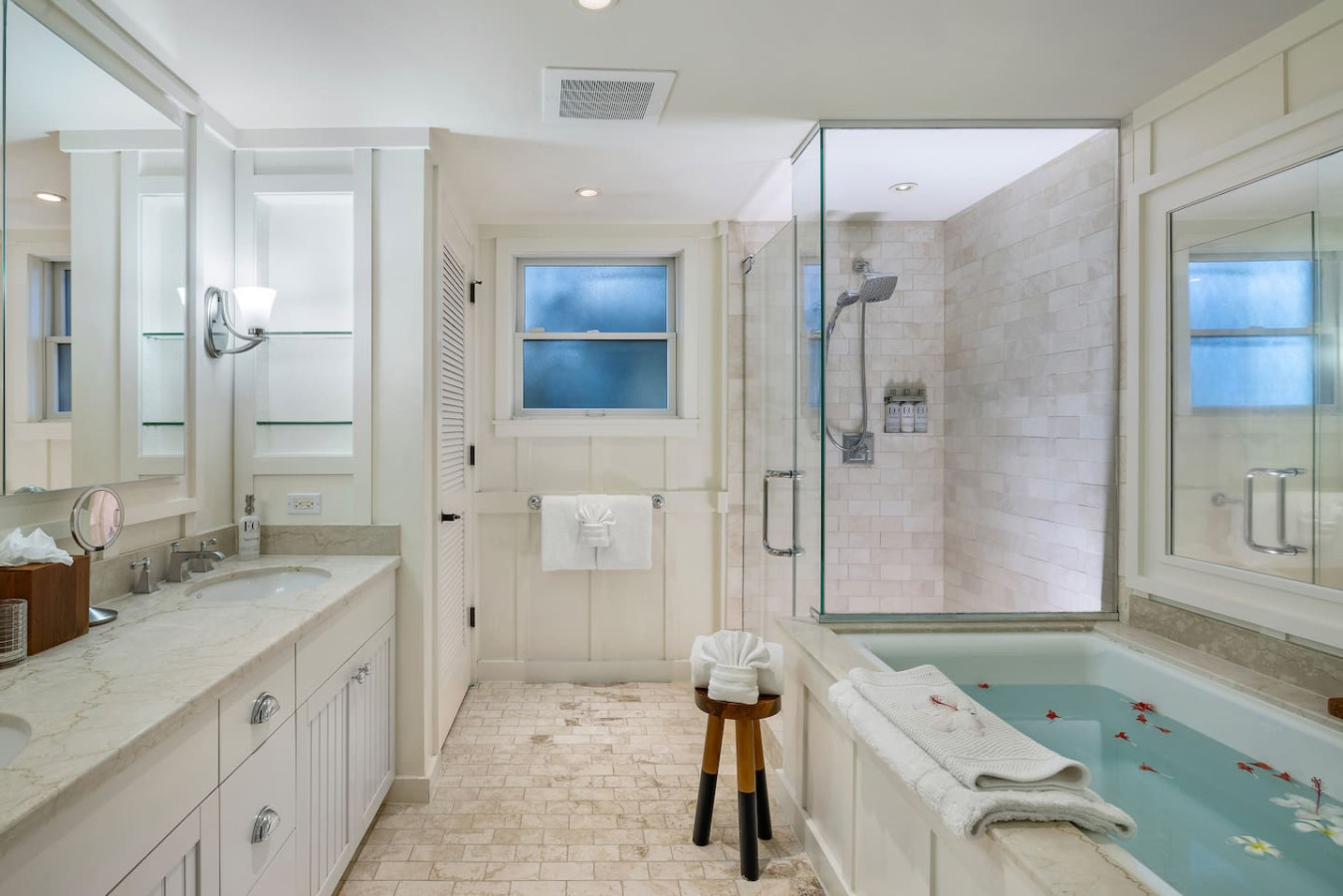 Presidential Suite • Turtle Bay Oceanfront Villa thumbnail 13