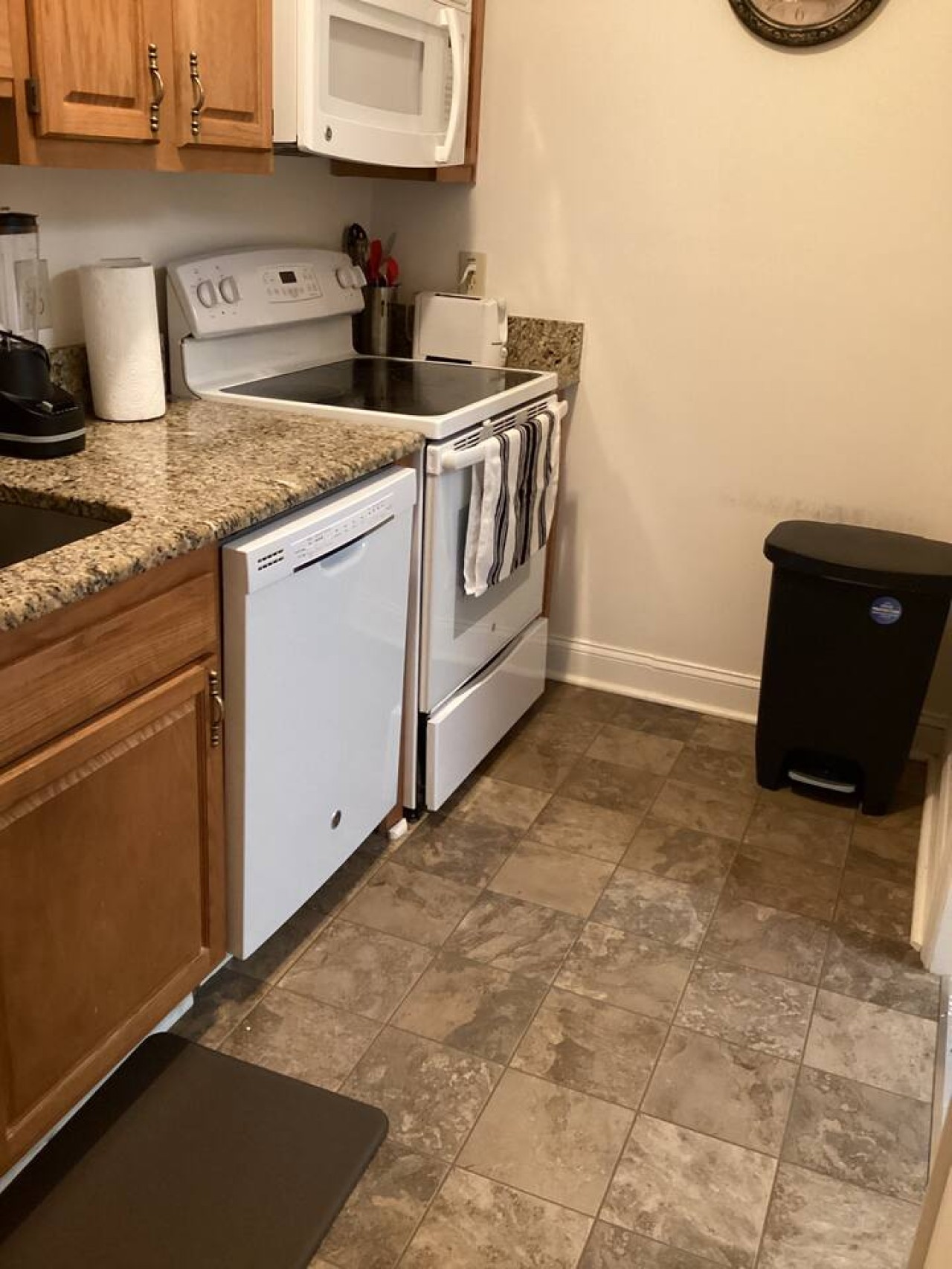 Cozy One-Bedroom at 610 S Elm