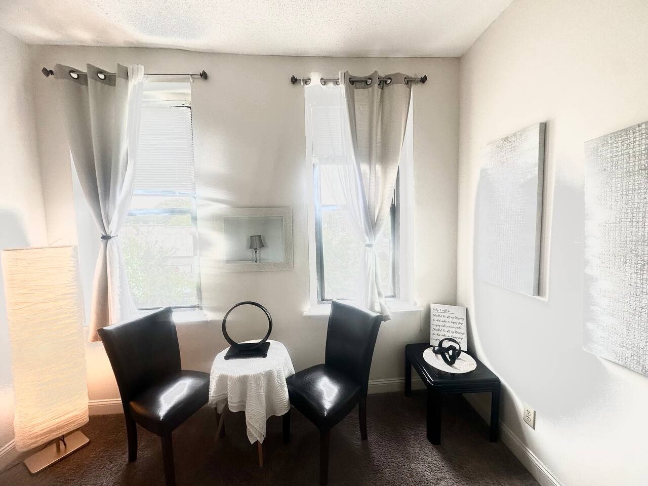 King Bed Flat at 610 S Elm