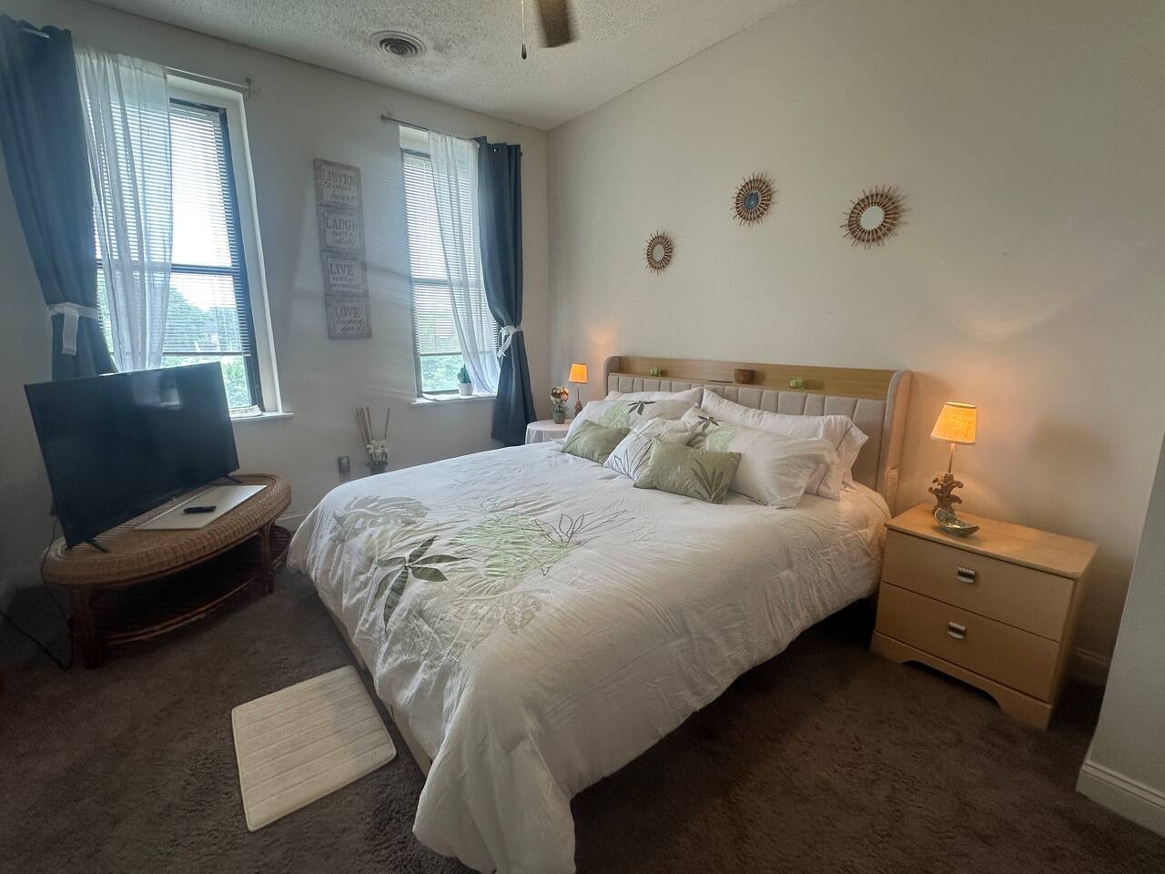 Walkable Downtown King Bed Near Food and Nightlife