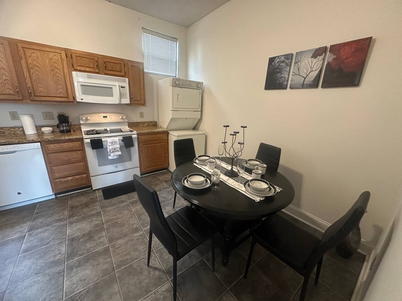 King Bed Flat at 610 S Elm
