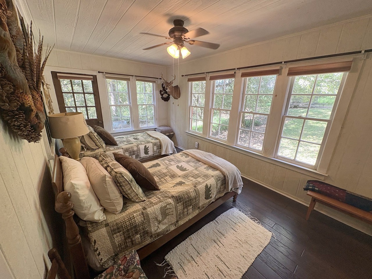 Second bedroom with two twin beds.jpg