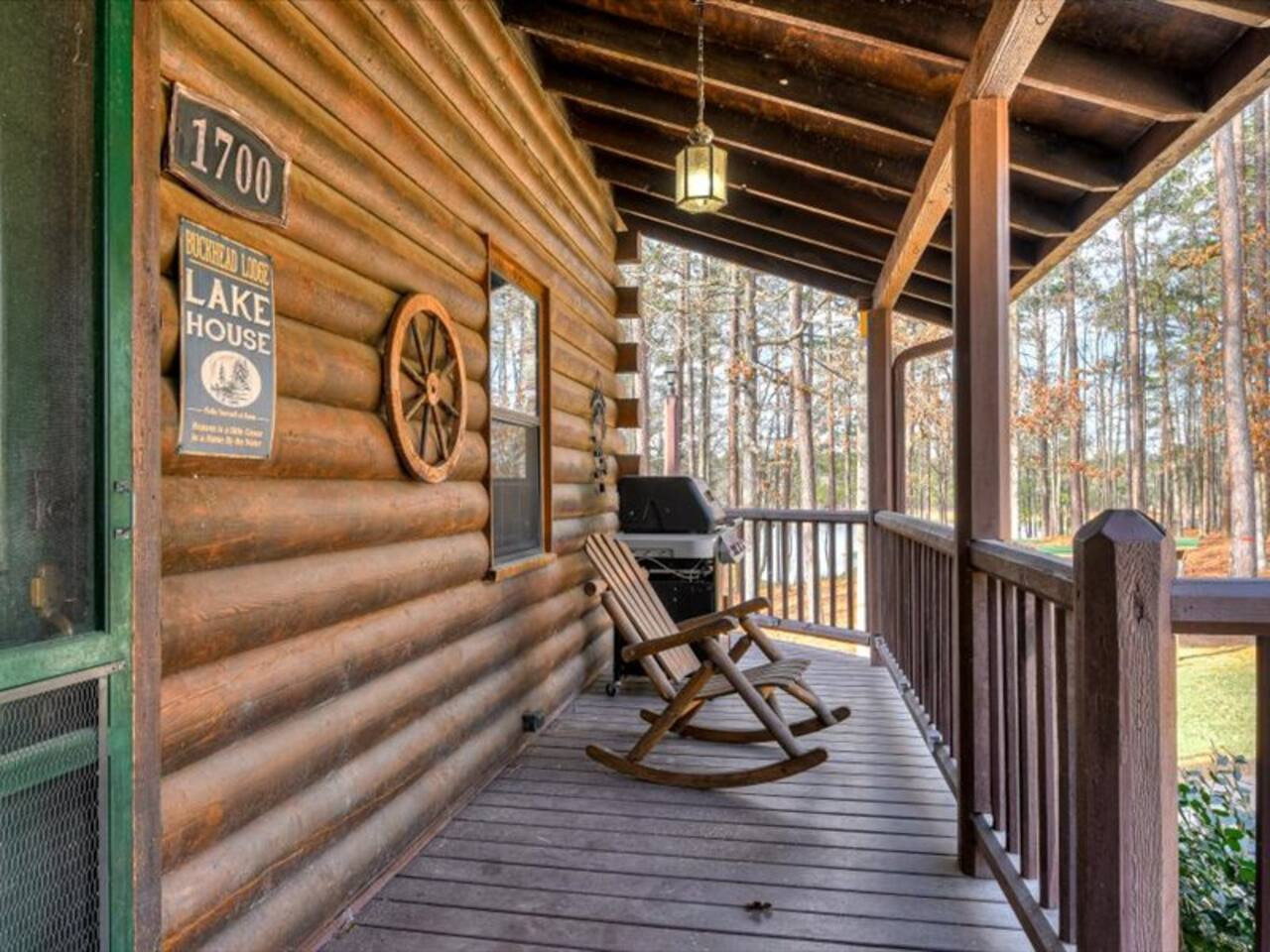 Cozy Lakefront Cabin on Buckhead Drive!