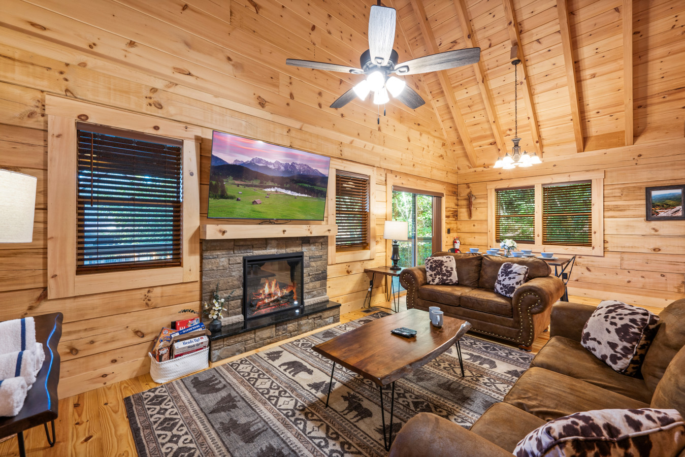 Charming Cabin Retreat With Hot Tub And Game Area - Cozy Mountain Escape - Pigeon Forge, TN