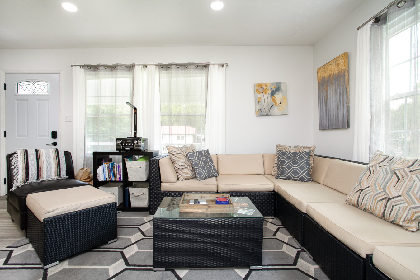 Spacious Area And Inviting Outdoor Lounge - Charming Retreat - Knoxville, TN