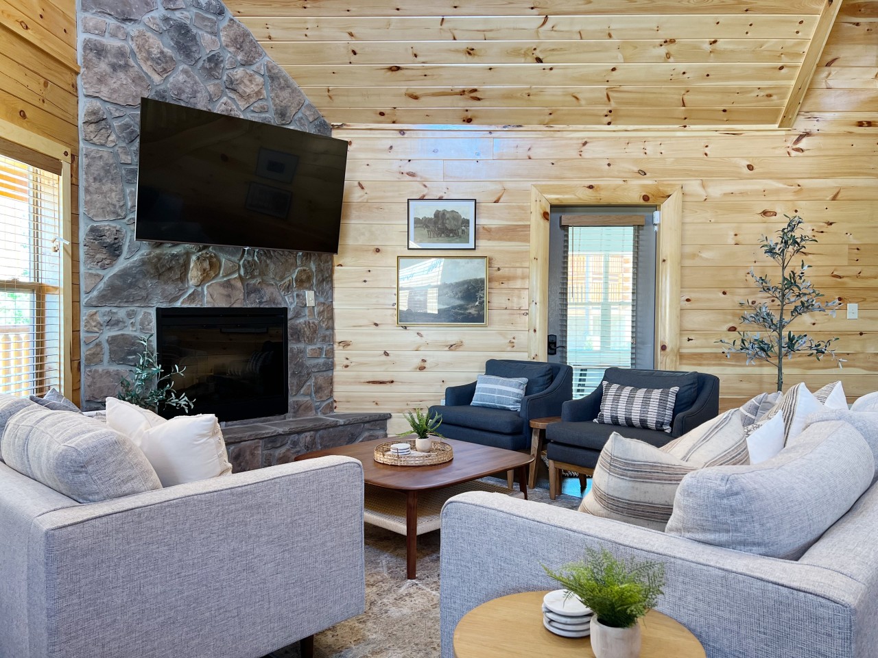 Rustic Elegance: Pool, Game Room & Deck