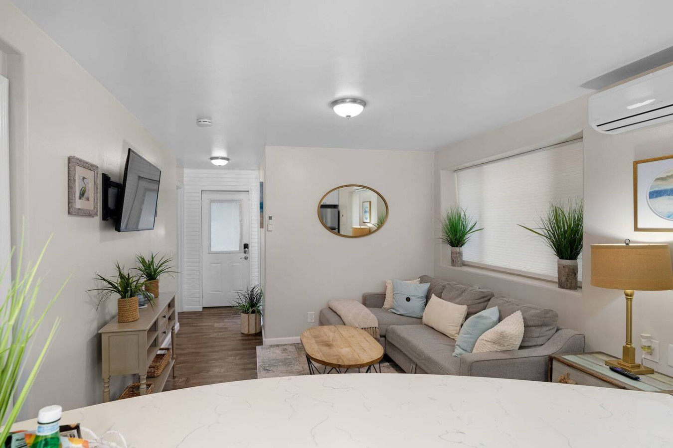 Cozy & Chic 2br Retreat In Mission Beach 8