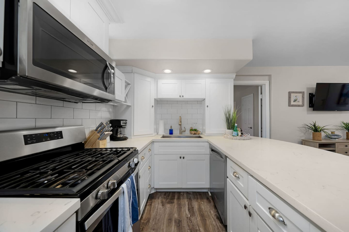 Cozy & Chic 2br Retreat In Mission Beach 3