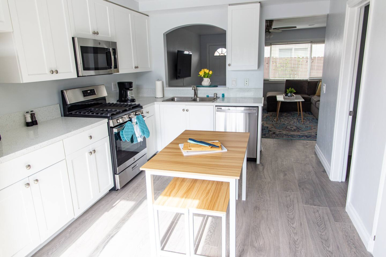 Cozy Coastal Townhome w/ Parking 8