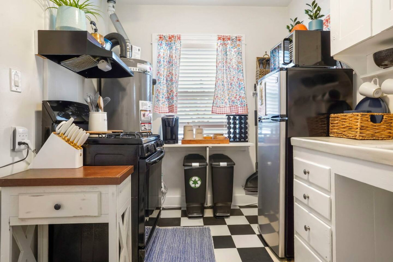Adorable Quirky Hideaway BIG Private Enclosed Yard | Photo 3