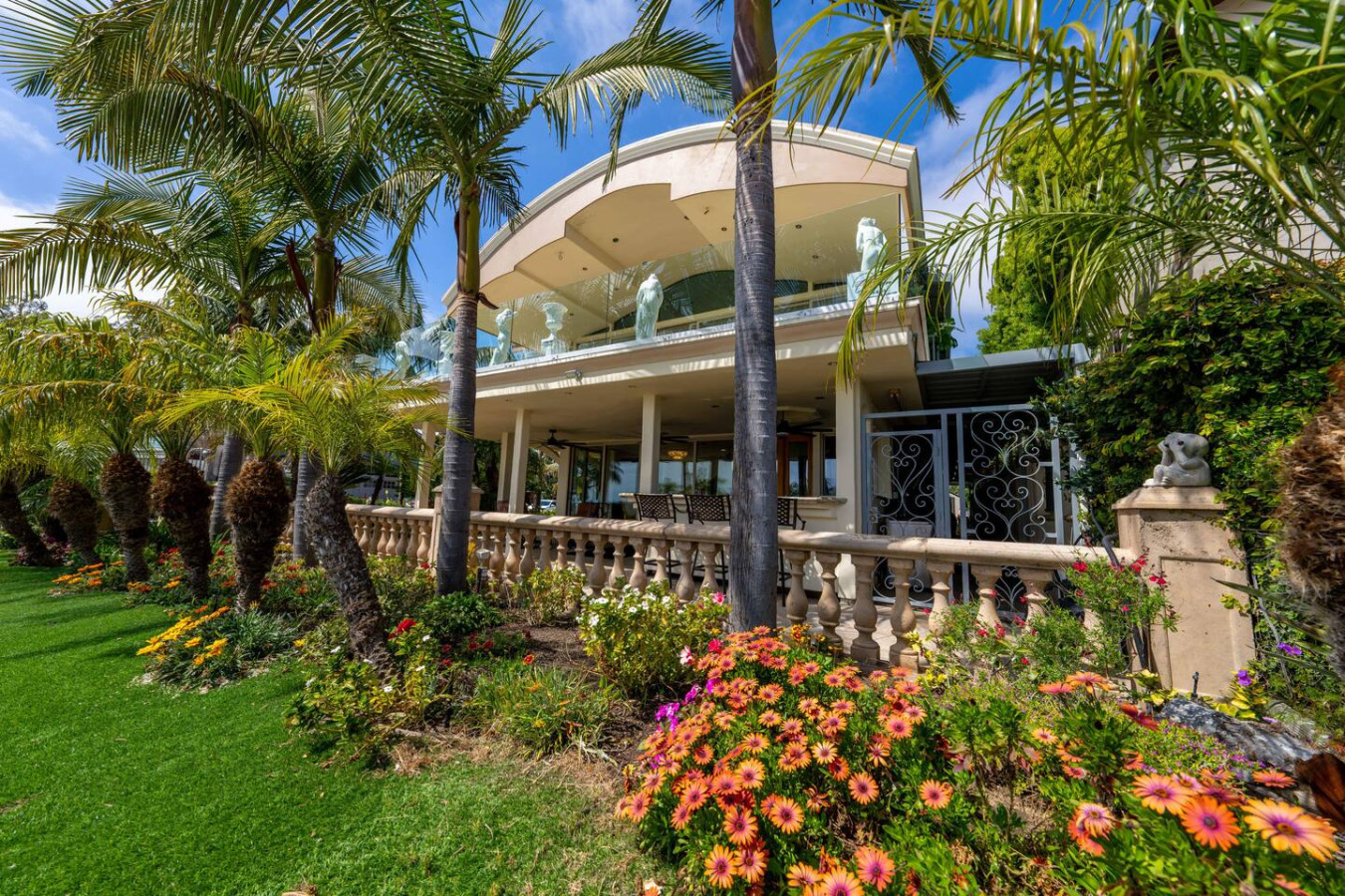 Family Luxurious Waterfront Escape 4