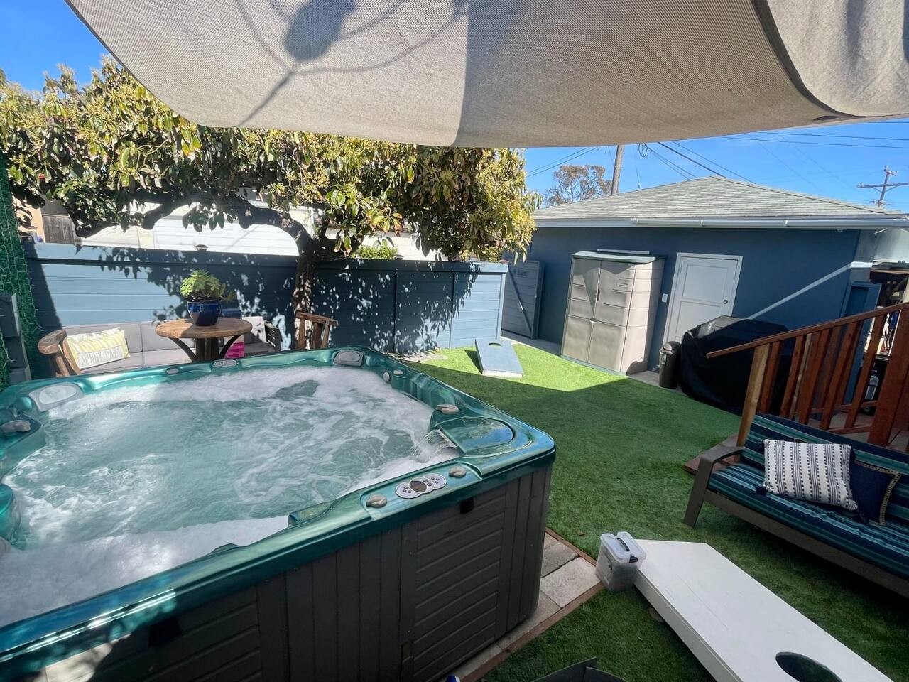 The Avocado Hut- Private Guesthouse, HOT TUB!