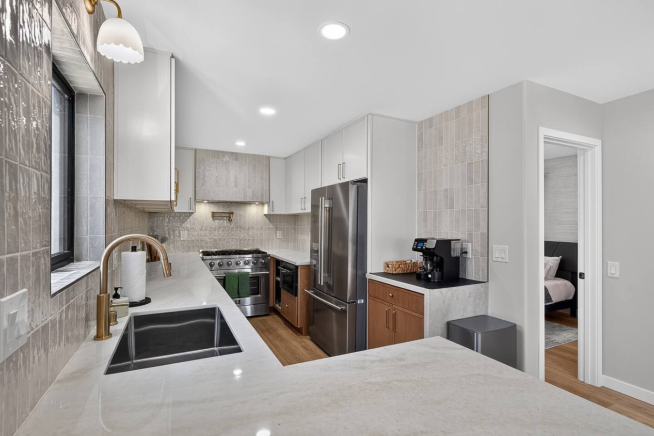 Sparkling clean kitchen, fully-stocked with all the cookware you'd need