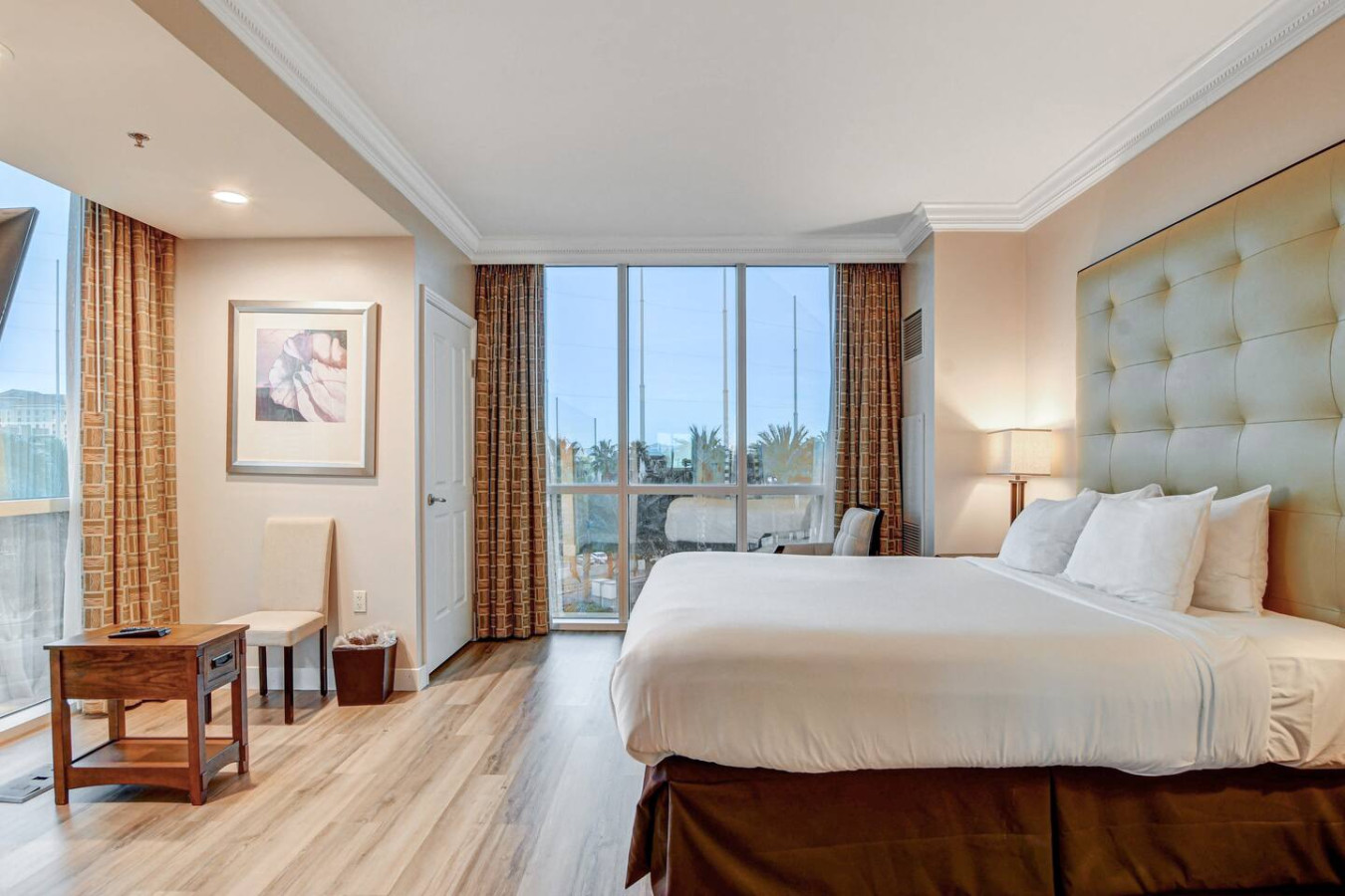 Best Location! MGM Signature Suite w/ Sphere View — gallery photograph 3