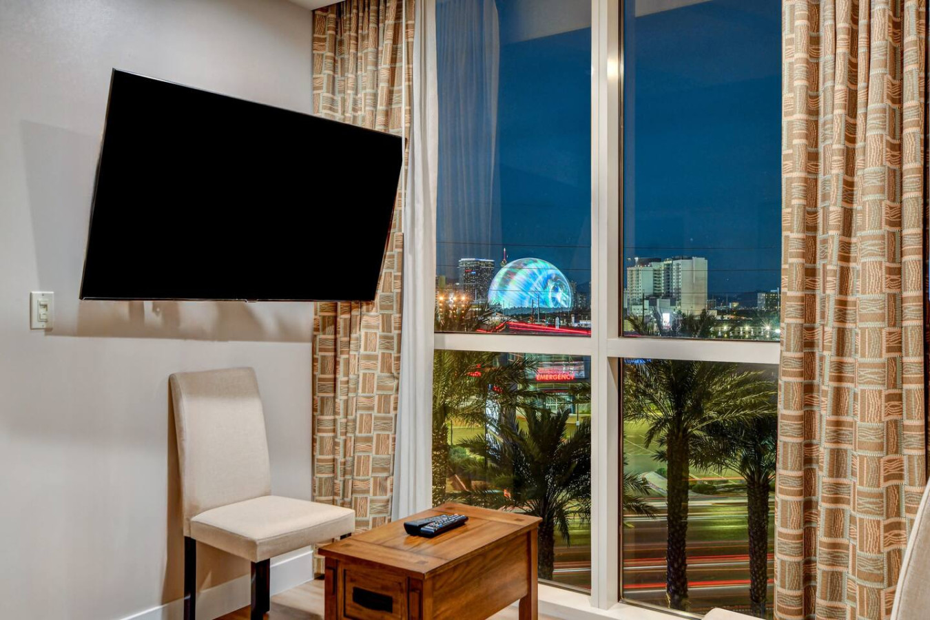 Best Location! MGM Signature Suite w/ Sphere View — gallery photograph 2