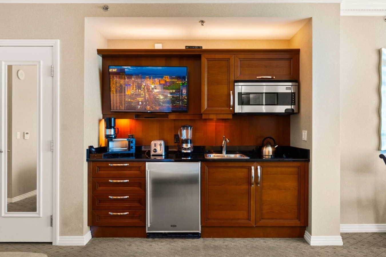 Signature Studio | No Resort Fee & Pool — gallery photograph 2