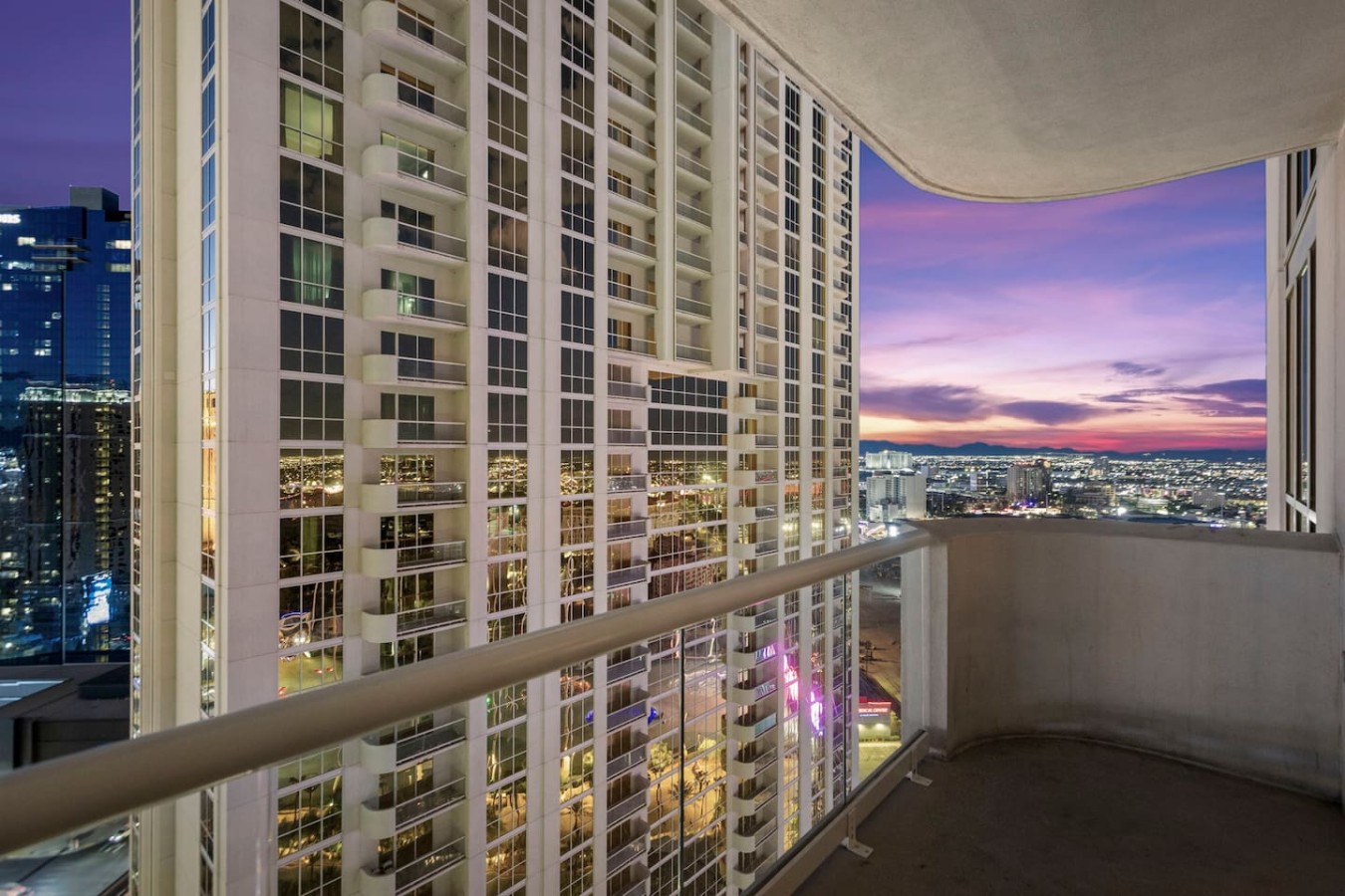 Strip View Suite|On LV Strip w/Balcony/LazyRiver — gallery photograph 4