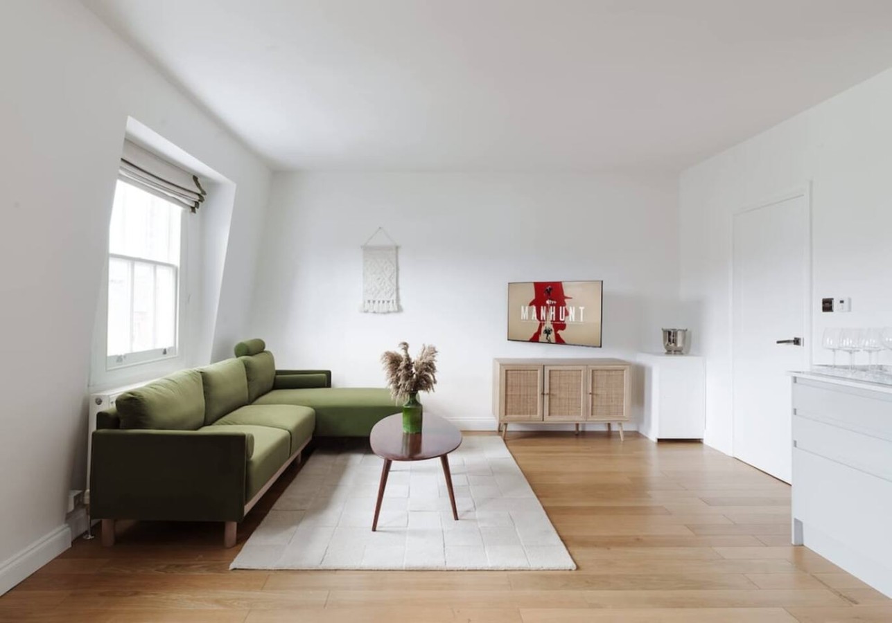 Bright Chelsea apt & sun terrace in 17 Callow Street SW3 6BJ - Property image 2 - VivreStays