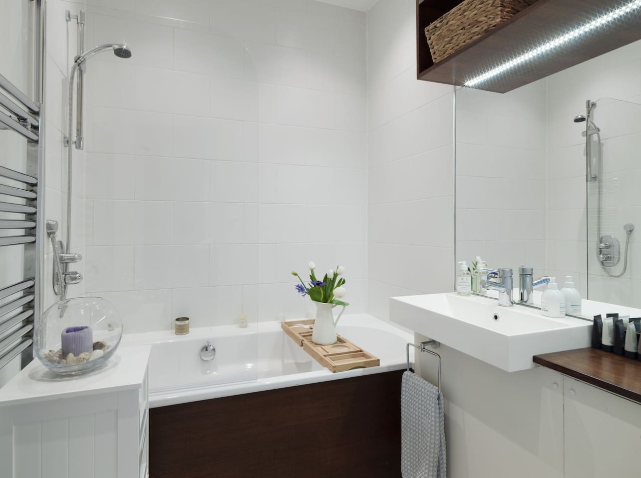 Sunny Roof Terrace Barons Court Sleeps 4-6 in 4, 68 Comeragh Rd, London W14 9HR, UK W14 9HR - Property image 15 - VivreStays