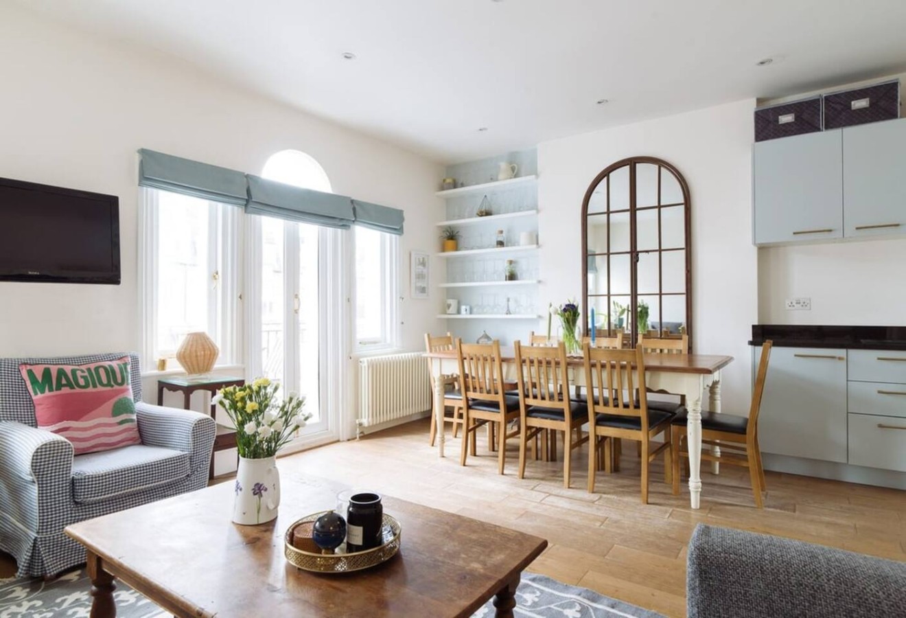 Sunny Roof Terrace Barons Court Sleeps 4-6 in 4, 68 Comeragh Rd, London W14 9HR, UK W14 9HR - Property image 6 - VivreStays