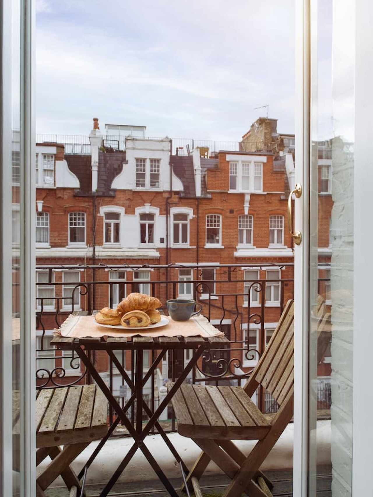 Sunny Roof Terrace Barons Court Sleeps 4-6 in 4, 68 Comeragh Rd, London W14 9HR, UK W14 9HR - Property image 7 - VivreStays