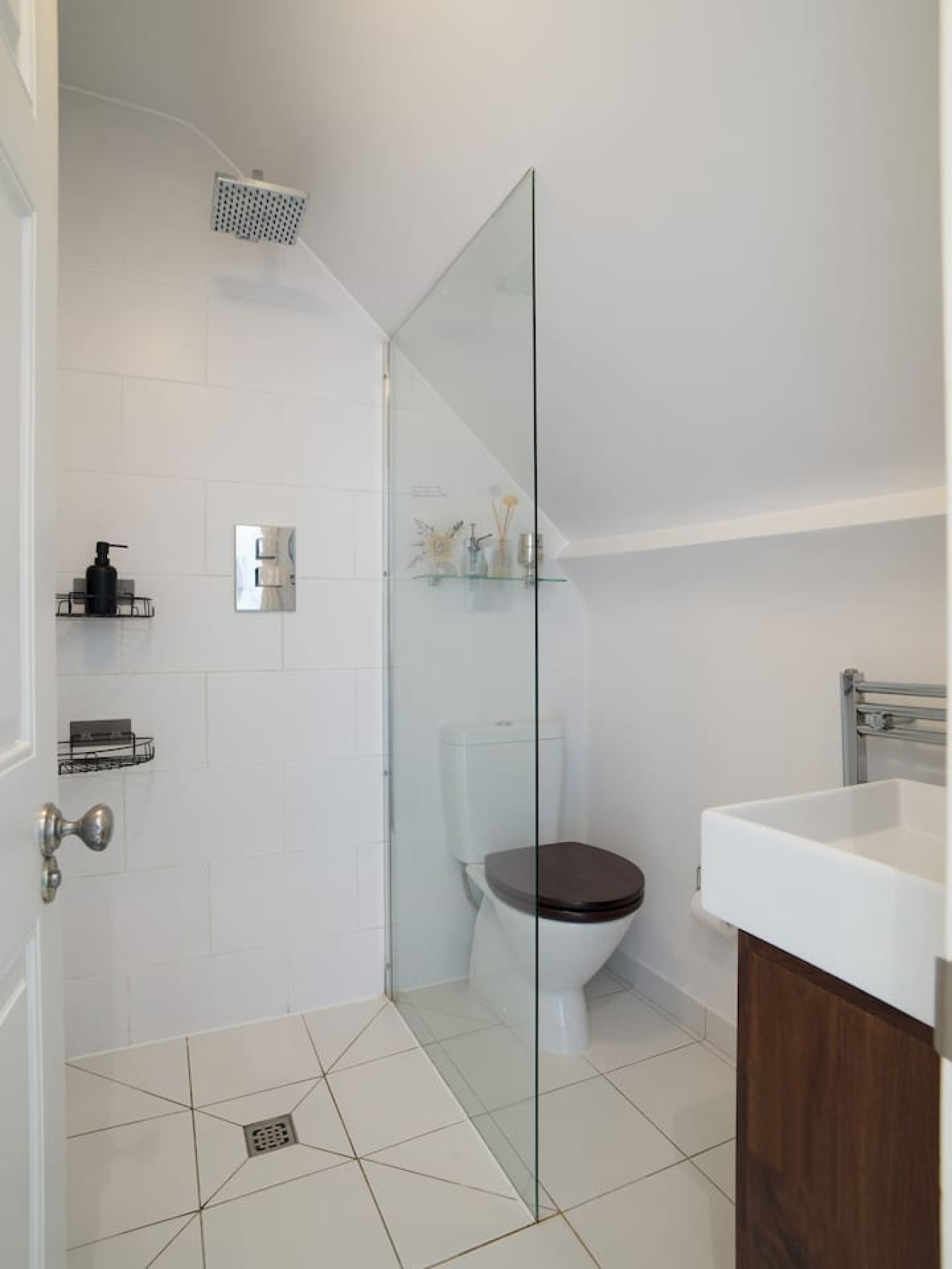 Sunny Roof Terrace Barons Court Sleeps 4-6 in 4, 68 Comeragh Rd, London W14 9HR, UK W14 9HR - Property image 20 - VivreStays