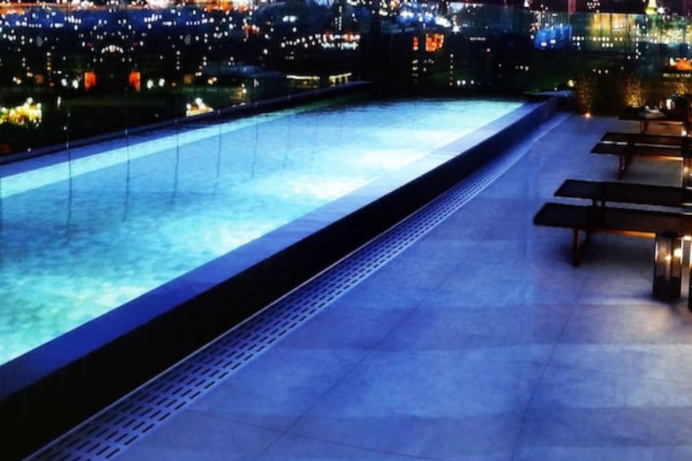 piscina borda infinita noturna