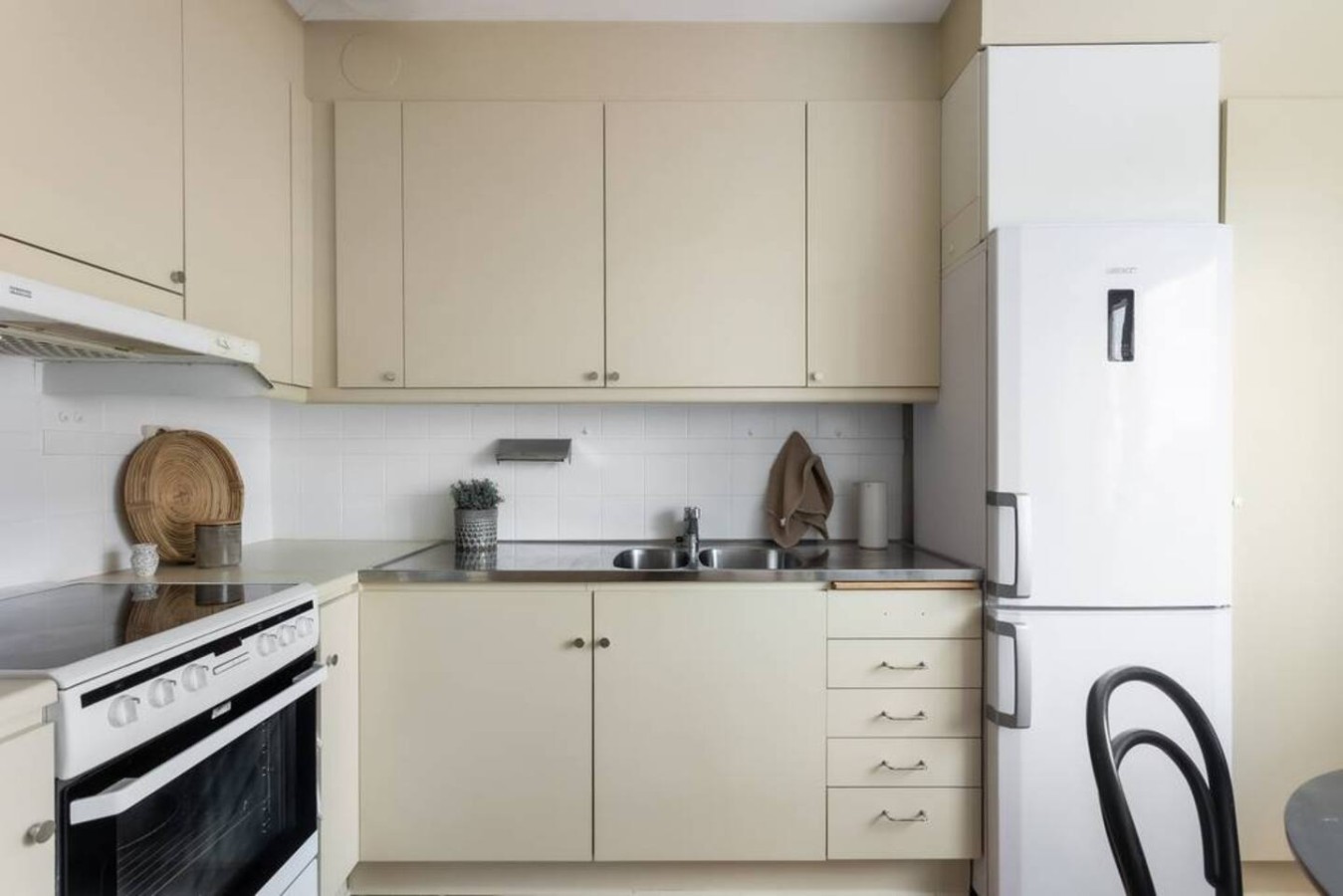 Kitchen of the furnished apartment in Hallonbergen