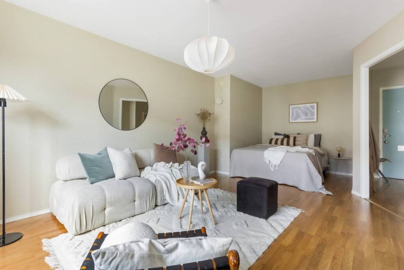 Living space of the furnished apartment in Hallonbergen