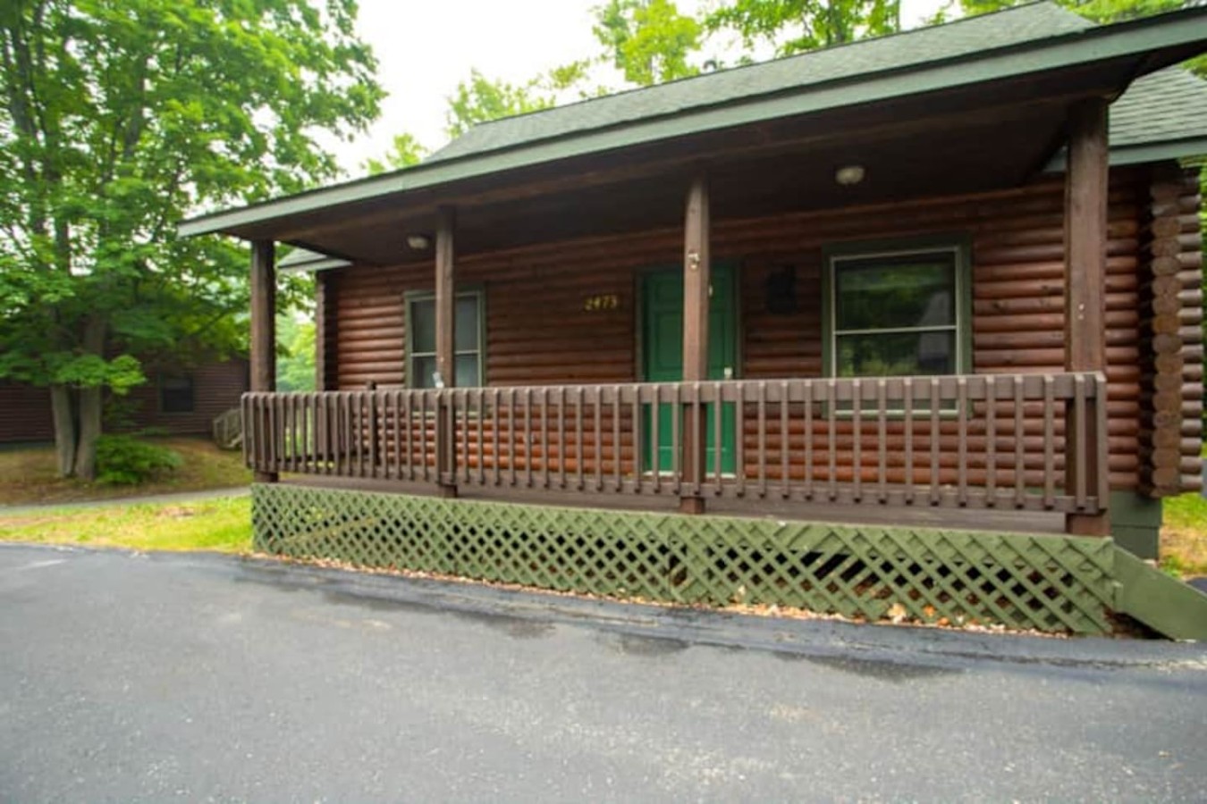 Cabin 2475 - Eye-Catching Log Cabin inside Resort