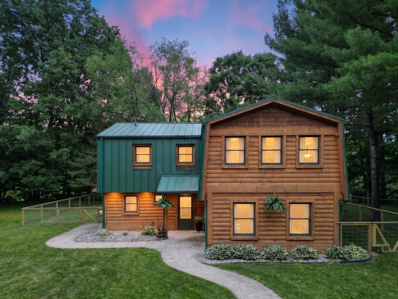 the-lazy-cast-lodge--hot-tub%7Cking-bed%7Csleeps-12-564803