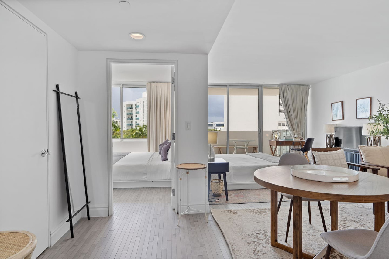 1100 West 427 Grand Suite with Private Balcony, Pool, and Gym