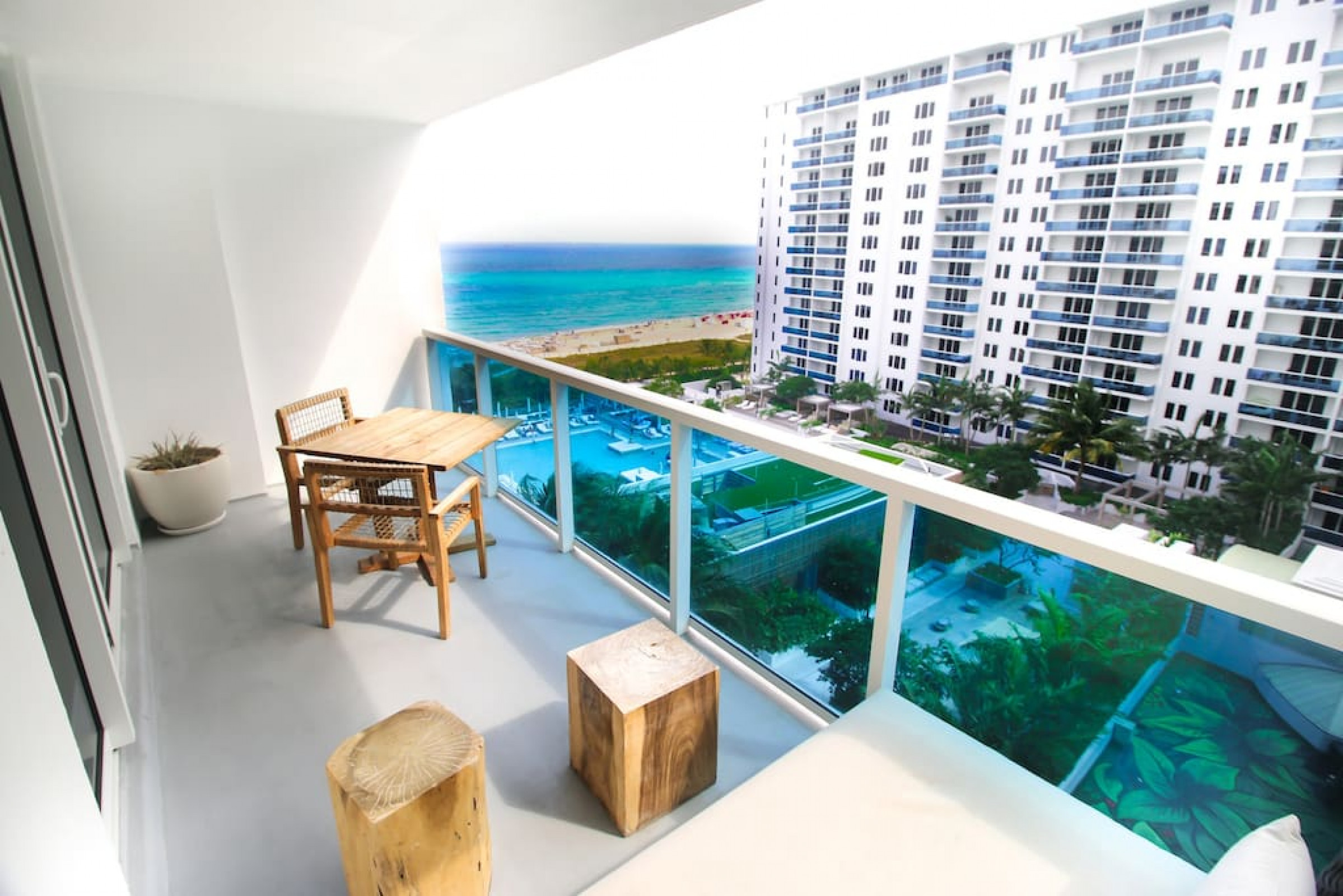 Ocean View Balcony And Rooftop Pool - Elegant Beachfront Haven - Bahamas