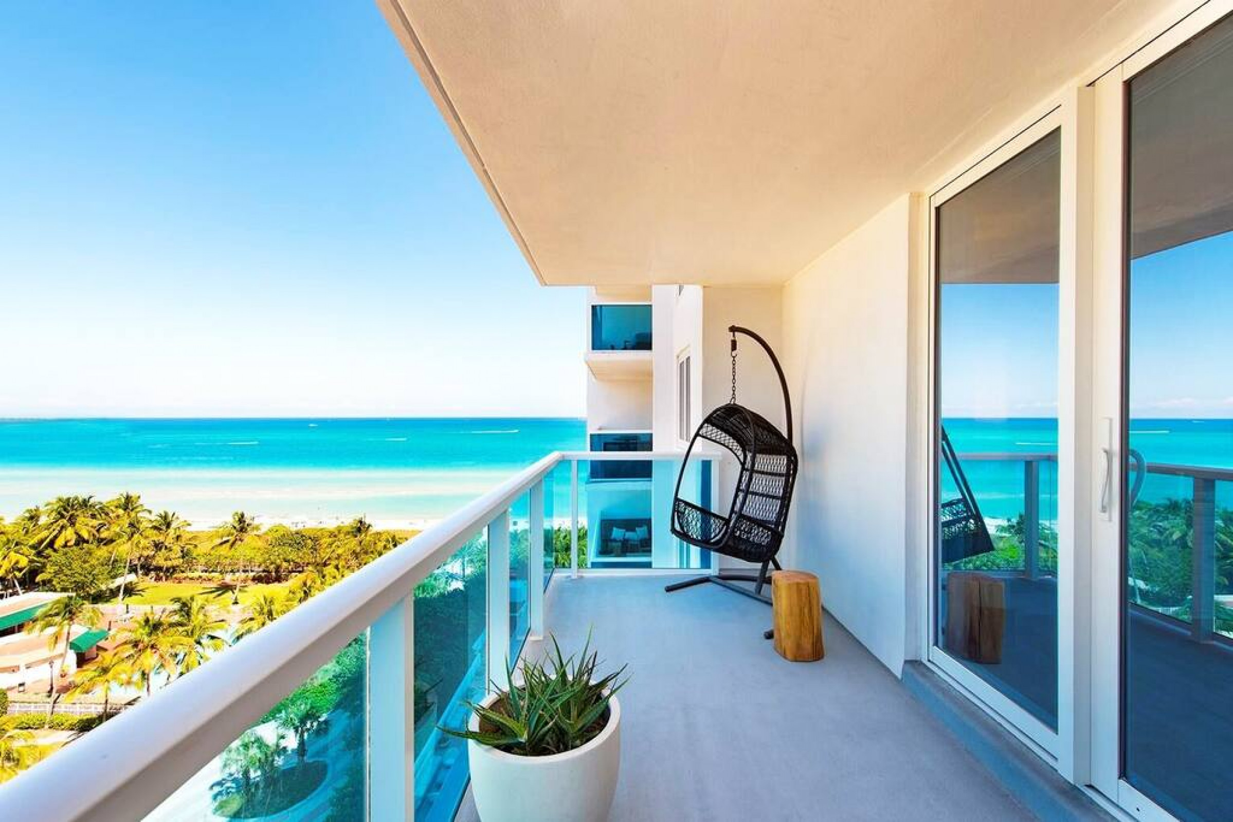 Ocean View Balcony And Luxurious Amenities - Spectacular Beachfront Retreat - Bahamas