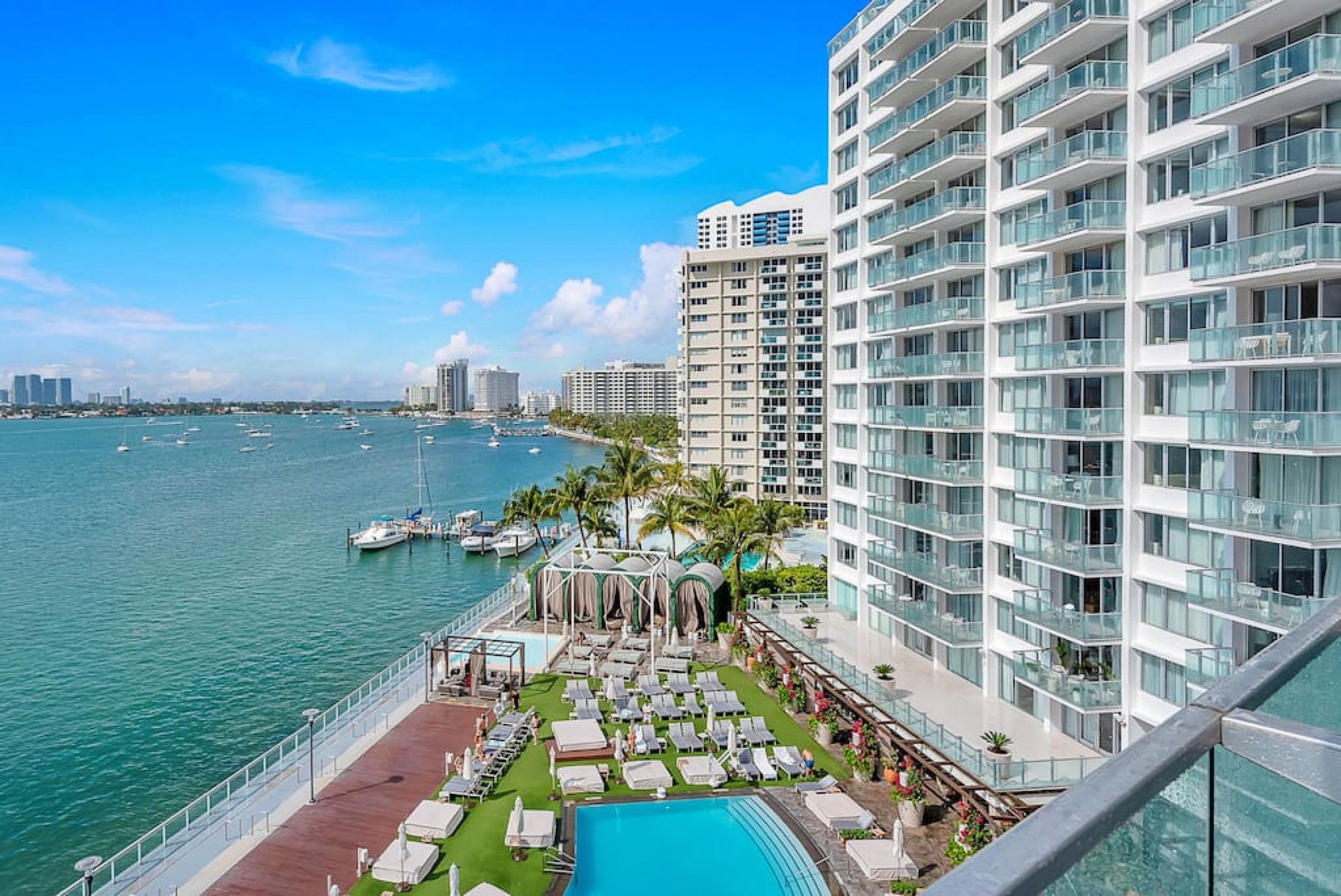 1100 West 726 Luxury Bay View 2 Bedroom 2 Bath Suite & Balcony
