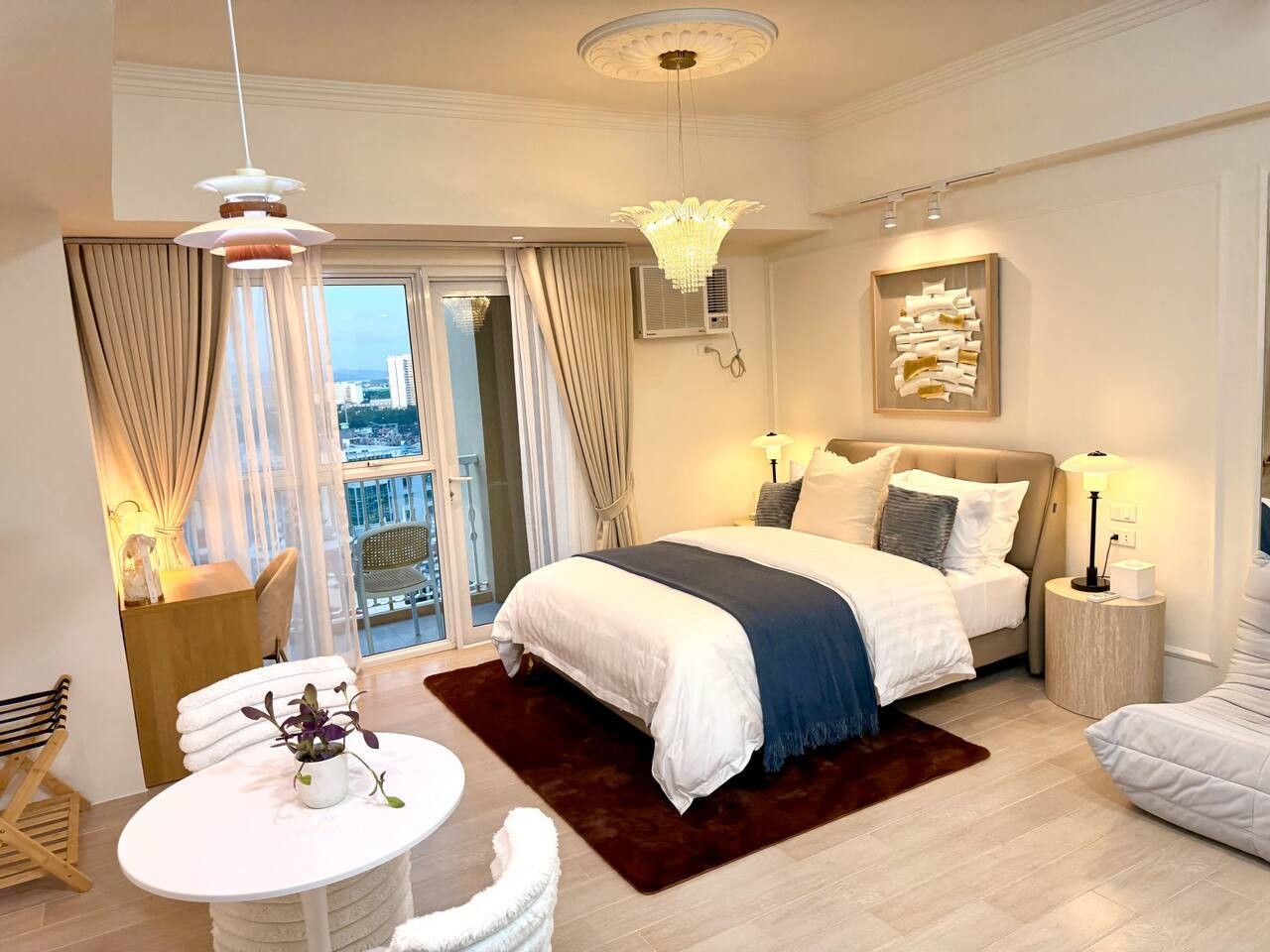 Chic stay at Venice Grand Canal Mall View