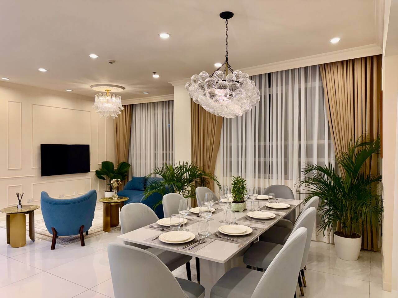 A thoughtfully designed living and dining space that blends comfort and elegance—perfect for relaxing or gathering. ✨

Seats up to 8 guests, with room for more to share special moments together.