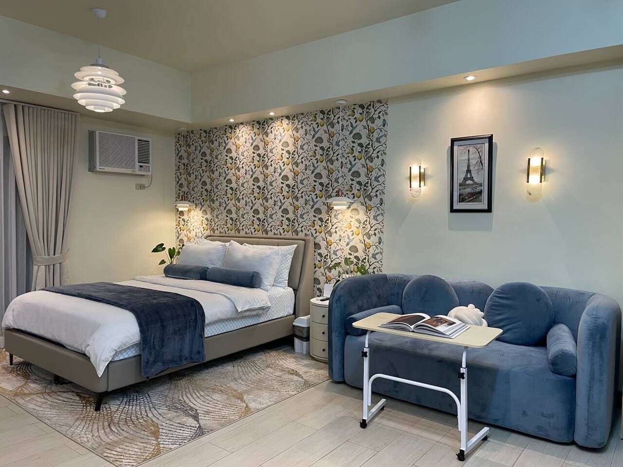 An absolutely charming studio apartment exuding warmth and a joyful atmosphere. Featuring a comfortable queen-size bed, soft pillows, and elegant linens, your stay is sure to be a delightful experience!