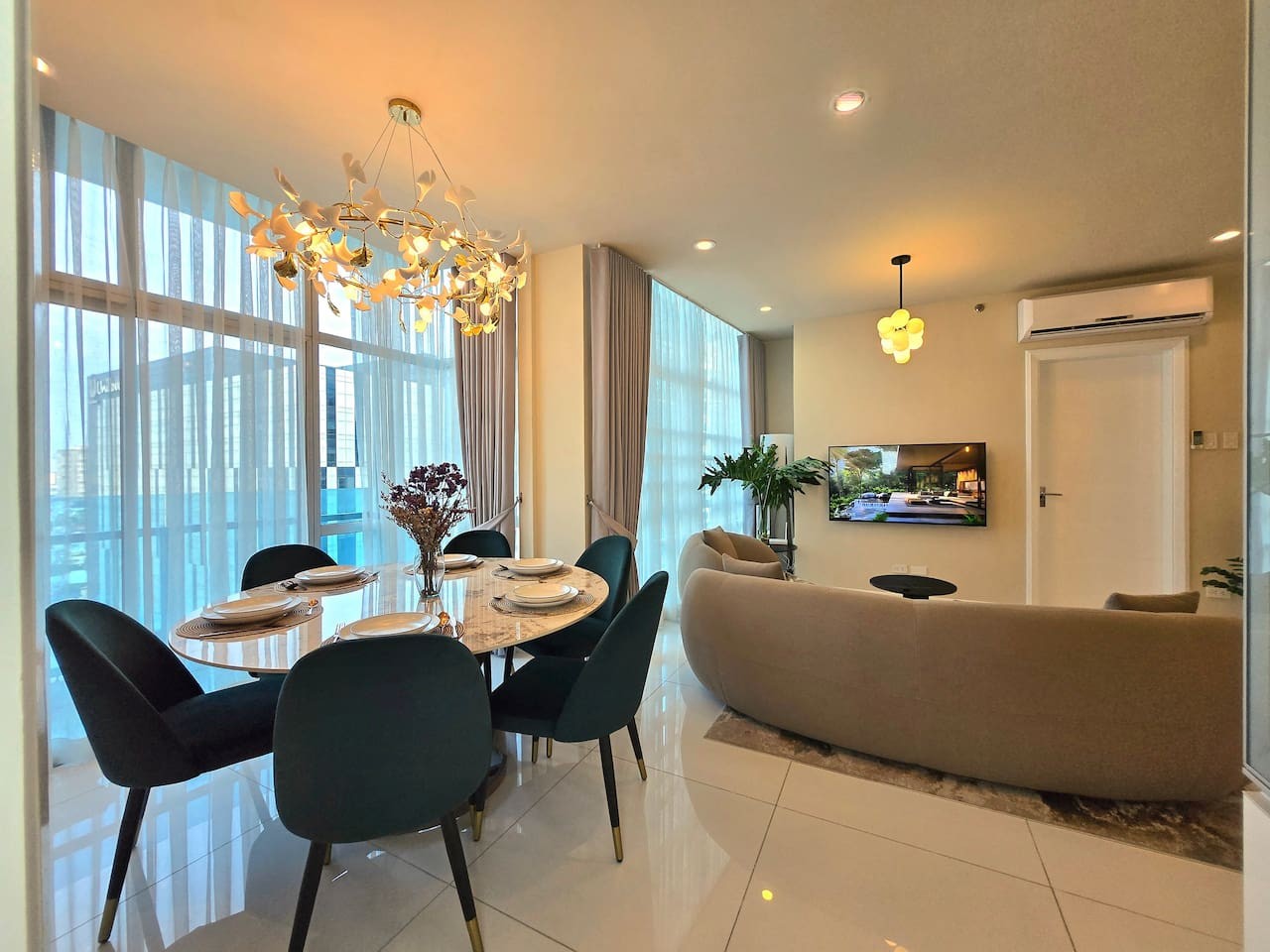 This round dining table, designed to accommodate six people, comes with a full set of dining ware, perfect for creating a welcoming atmosphere for meals shared with loved ones.